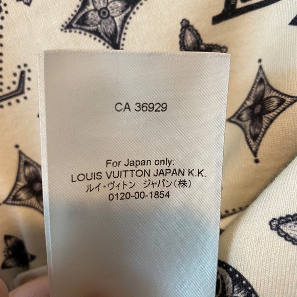 Authentic Louis Vuitton Logo T-shirt with flutter sleeves - Picture 5 of 7